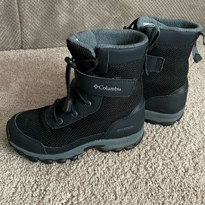 Kids 12 boots Columbia EUC